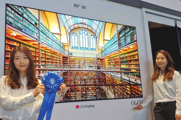 6일(현지시간) 미국 새너제이에서 열린 SID 2019에서 LG디스플레이 88인치 8K OLED가 최고상인 'People's Choice 어워드'(디스플레이 부문)를 수상했다. 사진은 LG디스플레이 모델들이 'People's Choice 어워드' 상패를 들고 있는 모습.
