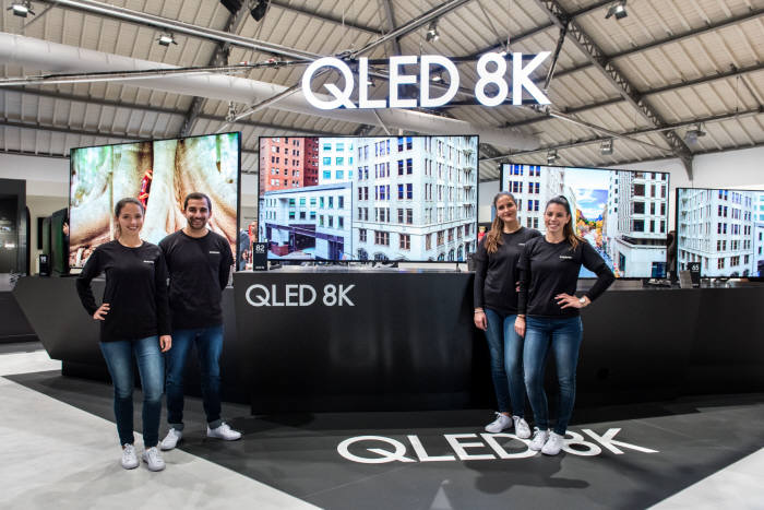 삼성전자 모델들이 지난 2월 유럽 포르투갈에서 진행된 삼성포럼 유럽 2019 행사에서 2019년형 QLED 8K TV 라인업을 소개하고 있다.