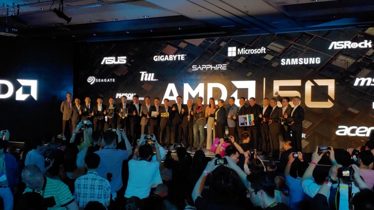 컴퓨텍스 2019 기조연설을 마친 리사 수 AMD 대표가 협력사 관계자들과 함께 기념 사진을 촬영하고 있다.