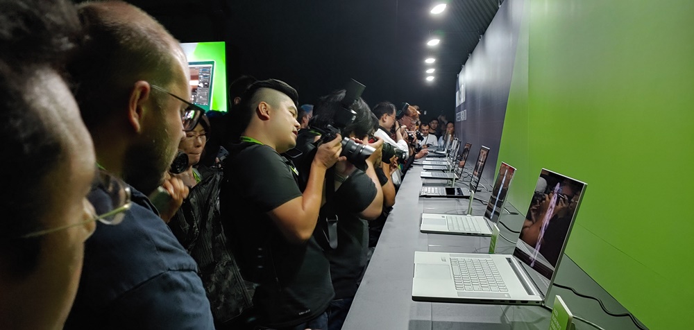 엔비디아 컴퓨텍스 2019 행사에 참가한 기자들이 이날 공개된 엔비디아 스튜디오 노트북 17종을 촬영하고 있다.
