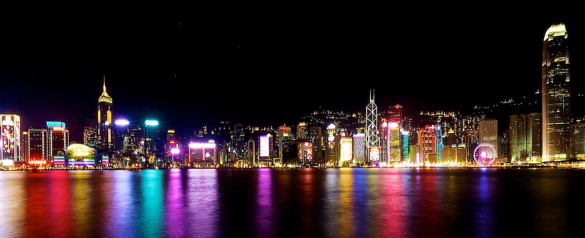 빅토리아 항구에 홍콩의 상징 스카이라인의 불빛이 비치고 있다. 사진=크레이그 루이스