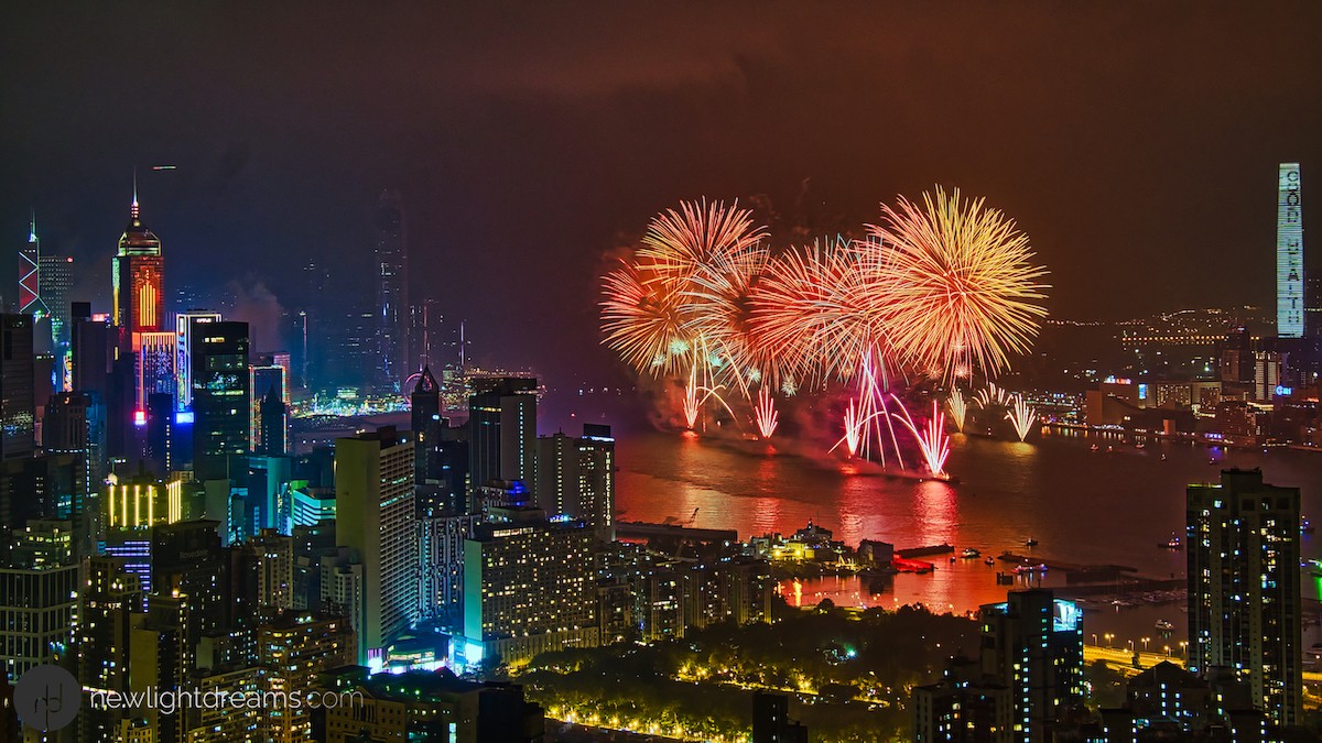홍콩은 빅토리아 항구를 비추는 화려한 불꽃놀이로 새해를 맞이한다. 사진=크레이그 루이스