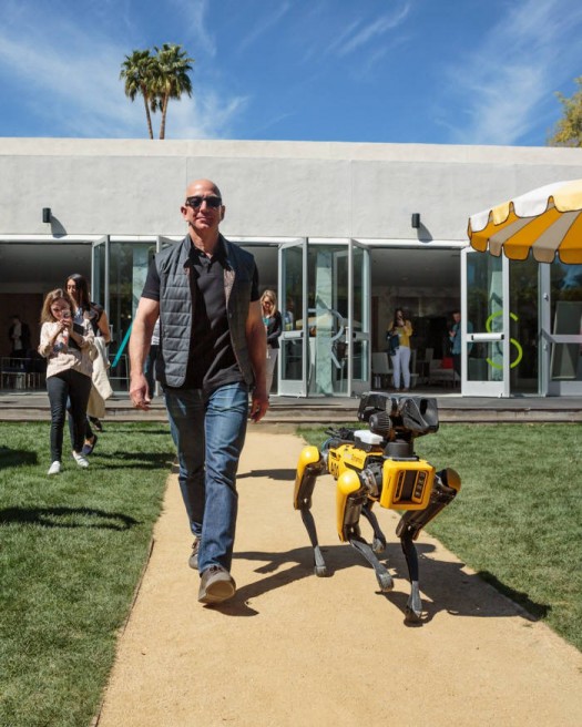 제프 베저스 아마존 CEO가 보스턴 다이나믹스 로봇 개 스폿 미니와 산책하는 모습<사진 제프 베조스 트위터>