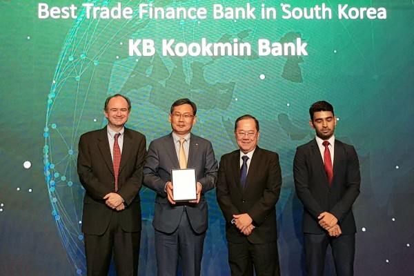 )KB국민은행은 지난 30일, 태국 방콕에서 개최된 ‘더 아시안 뱅커 트랜잭션 뱅킹 어워드 2019(The Asian Banker Transaction Banking Awards 2019)’에서 대한민국 최우수 수출입금융 은행(Best Trade Finance Bank in South Korea)으로 8년 연속 선정됐다. (왼쪽에서 두번째)윤여운 KB국민은행 외환사업본부장. 