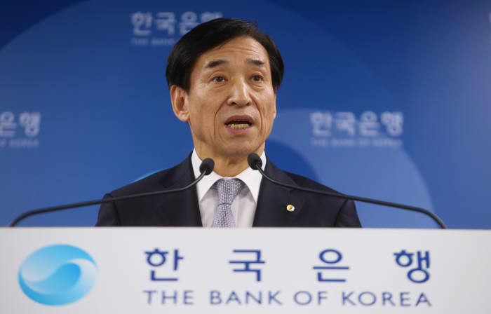 이주열 한국은행 총재가 기자회견에서 취재진의 질문에 답하고 있다