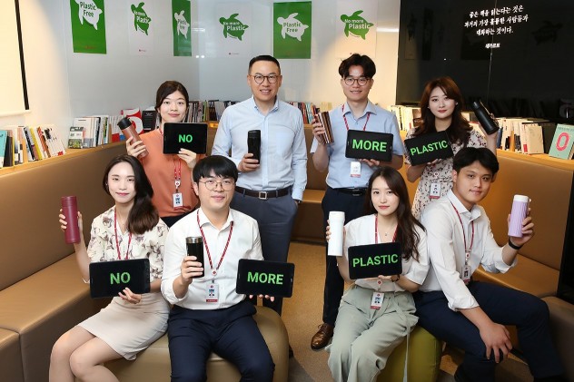 릴레이 환경운동 캠페인 '플라스틱 프리 챌린지'에 동참한 이동우 롯데하이마트 대표(뒷줄 왼쪽 두번째)가 13일 서울 대치동 사옥에서 임직원들과 함께 텀블러를 들고 기념 촬영을 하고 있다.