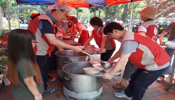 롯데푸드 청주공장 샤롯데 봉사단원들이 6월 15일 청주 중앙공원에서 무료 급식 봉사를 진행하고 있다.(사진=롯데푸드 제공)