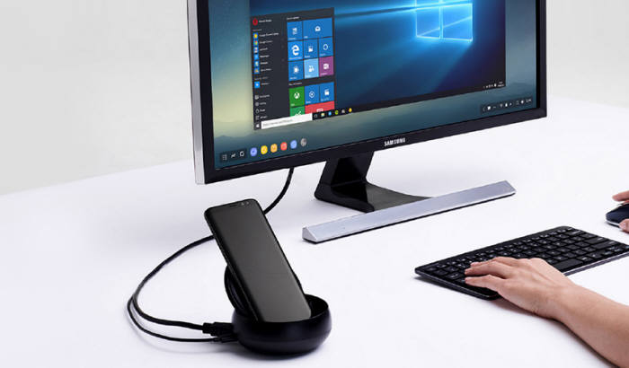 2017년 처음 등장한 삼성 덱스는 스마트폰을 꽂아 PC와 같은 환경을 조성했다. HDMI, USB 슬롯을 지원해 모니터에서 스마트폰과 USB에 저장된 파일을 확인하는 것은 물론, 키보드와 마우스까지 사용할 수 있다 [사진=삼성전자]