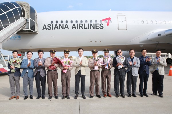 아시아나항공이 6월 19일(수) 오후 인천국제공항에서 한창수 사장(왼쪽 여섯번째)을 비롯한 임직원들이 참석한 가운데 안전과 번영을 기념하는 A350 9호기 도입식 행사를 실시했다.