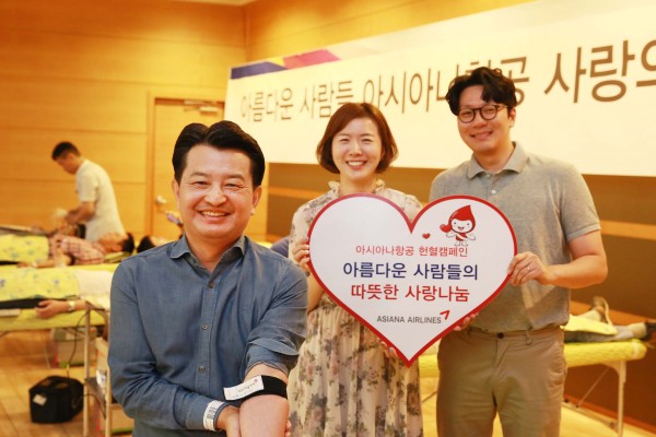 25일(화) 강서구 아시아나항공 본사에서 진행된 헌혈 캠페인에 아시아나항공 안병석 경영관리본부장(왼쪽 첫번째)이 헌혈에 동참하고 있다.