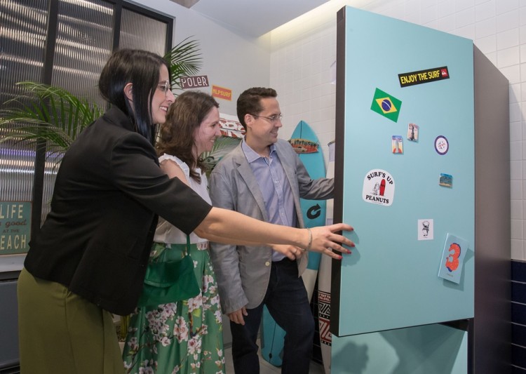 지난 3일 브라질 최대 일간지인 '오 글로부(O Globo)’를 포함한 중남미 주요 매체 기자들이 삼성디지털프라자 강남본점에 마련된 '프로젝트 프리즘' 쇼룸을 방문해 색상과 제품 타입을 취향에 맞게 조합할 수 있는 맞춤형 냉장고 '비스포크'를 직접 체험해 보고 있다. [사진=삼성전자]