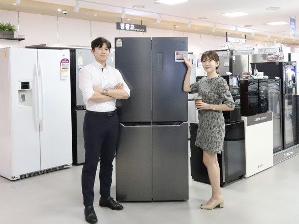 롯데하이마트 대치점에서 모델들이 하이메이드 블랙에디션 4도어 냉장고를 선보이고 있다. 출처=롯데하이마트 제공