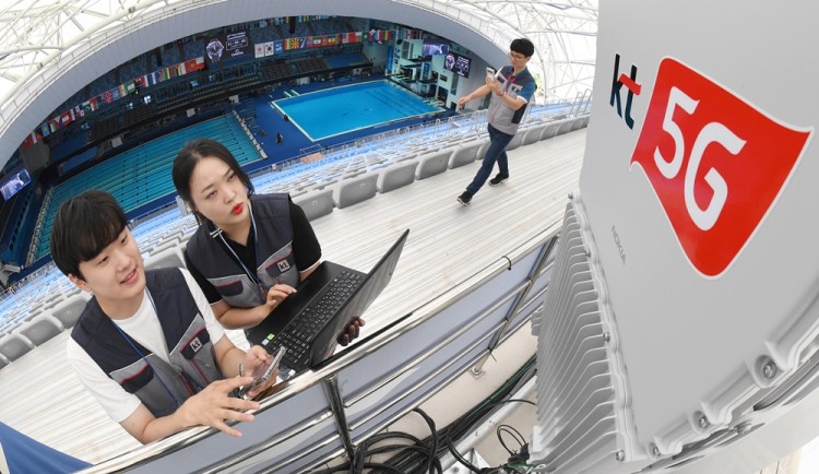 광주FINA세계수영선수권대회가 열리는 남부대학교 수영장에서 KT 직원들이 5G 네트워크를 점검하고 있다. [사진=KT]
