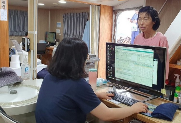10일 옹진군 병원선에서 의료진들이 지역보건의료정보시스템을 접속해 실시간으로 진료를 받은 주민들의 의료정보를 입력하고 있다. [사진=KT]