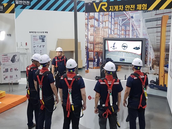 롯데하이마트 물류센터 직원들이 VR 지게차 안전 교육을 체험하고 있다. 출처=롯데하이마트 제공
