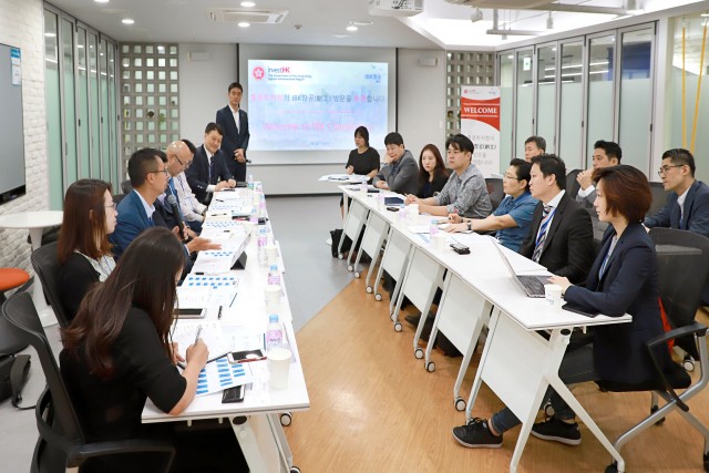 15일 서울 구로의 'IBK창공 구로'에서 기업은행과 IBK창공 구로 선발기업, 홍콩투자청 관계자들이 참석한 투자 설명회가 열렸다. 관계자들이 간담회를 갖고 있다.