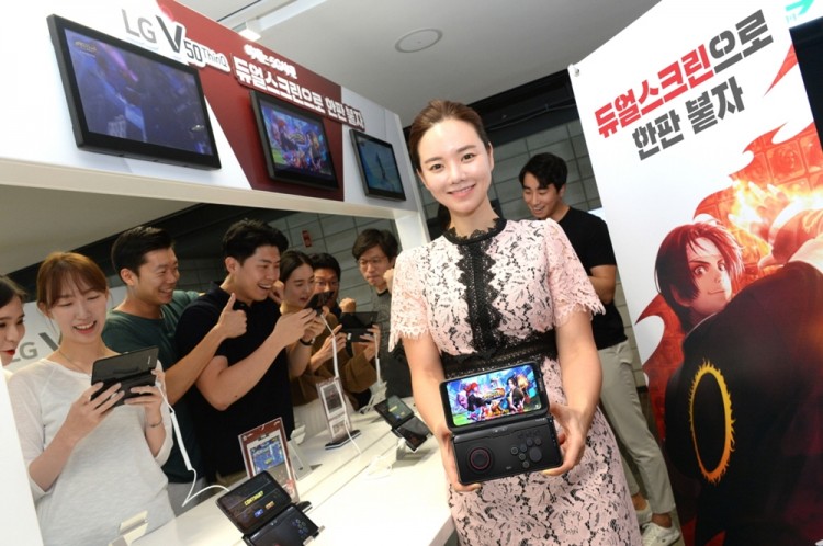 LG전자 모델과 고객들이 LG V50 씽큐와 LG 듀얼스크린으로 모바일 게임을 즐기고 있다. [사진=LG전자]