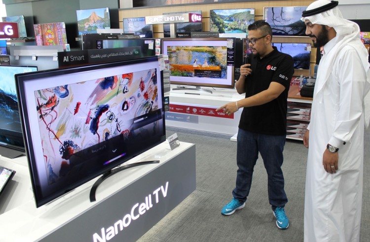 사우디아라비아 제다 소재 전자매장에서 고객이 아랍어 음성 명령으로 LG 인공지능 TV의 인공지능 기능을 체험하고 있다. [사진=LG전자]