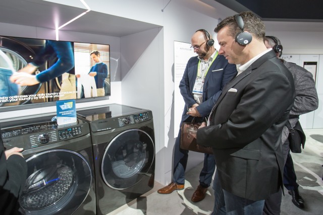 지난 1월 미국 라스베이거스에서 열린 CES 2019에서 관람객들이 삼성전자 건조기와 세탁기를 살펴보고 있다.