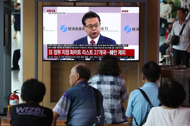 일본이 한국을 전략물자 수출 간소화 혜택을 제공하는 백색국가(화이트리스트) 명단에서 제외했다는 뉴스 속보를 2일 서울역 대합실에서 시민들이 지켜보고 있다. 뉴스1