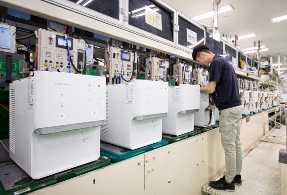 지난 5일 충청남도 공주시에 위치한 웅진코웨이 유구공장 정수기 생산라인에서 직원이 ‘아이스 정수기’를 생산하고 있다. 출처=웅진코웨이 제공