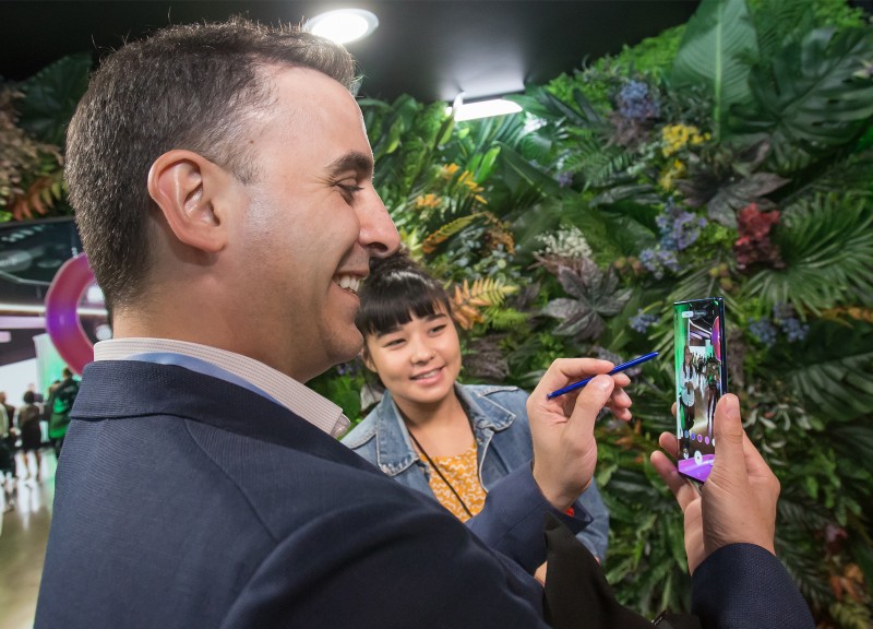 7일(현지시각) 미국 뉴욕 바클레이스 센터에서 열린 '삼성 갤럭시 언팩 2019'에서 관람객이 노트10을 체험하고 있다. [사진=삼성전자]