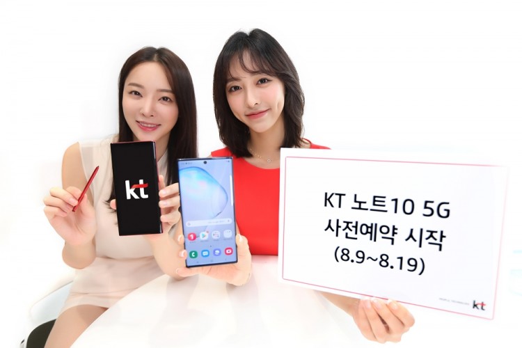 KT 모델들이 갤럭시 노트10 5G 사전예약을 홍보하고 있다.[사진=KT]
