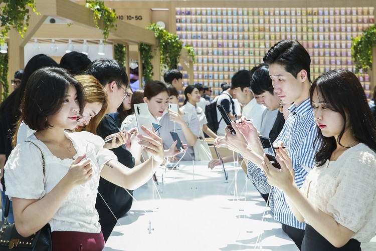 서울 영등포 타임스퀘어에 마련된 '갤럭시 스튜디오'가 '갤럭시 노트10 5G'를 직접 체험해보려는 소비자들로 붐비고 있다. [사진=삼성전자]