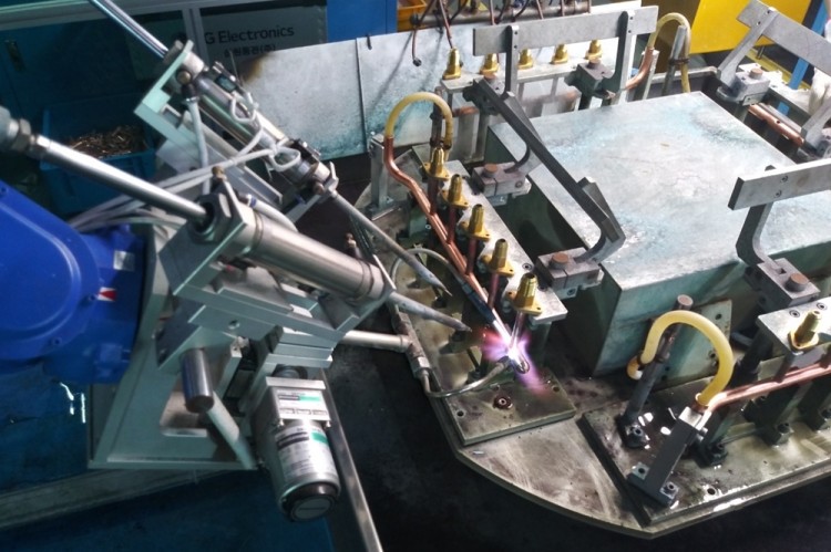 LG전자 협력사 삼원동관의 멀티포인트 용접이 로봇을 활용한 자동화 공정으로 진행되고 있다. [사진=LG전자]