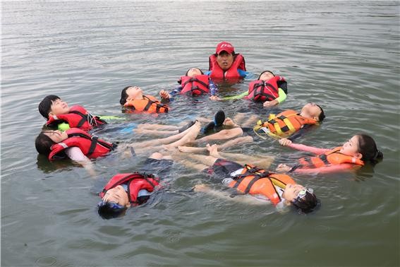 경정 수상스포츠 안전교실에 참가한 아이들이 생존수영을 배우고 있다.