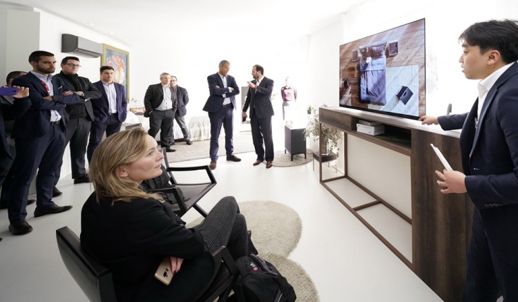 LG전자의 유럽 거래선 관계자들이 2019년형 LG 올레드 TV를 살펴보고 있다. [사진=LG전자]