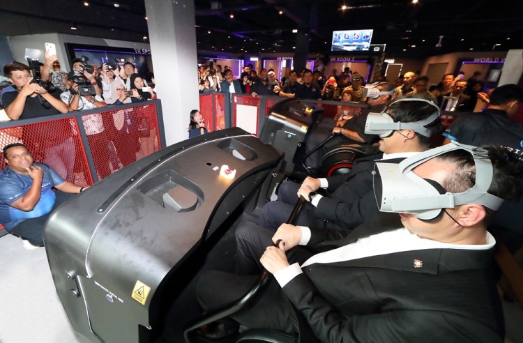 KT와 IISB가 함께 구축한 말레이시아 VR 테마파크 ‘브리니티’에서 현지 고객들이 VR 어트랙션과 게임을 체험하고 있다. [사진=KT]
