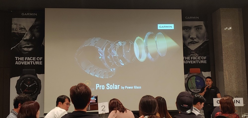 조정호 가민 코리아 세일즈 매니저가 태양광 충전 기술이 적용된 '피닉스 6X 프로 솔라'를 소개하고 있다.