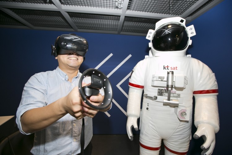KT SAT 관계자가 VR 기기를 이용해 인공 위성 발사 현장과 우주 상공 여행을 가상 체험하고 있다. [사진=KT SAT]