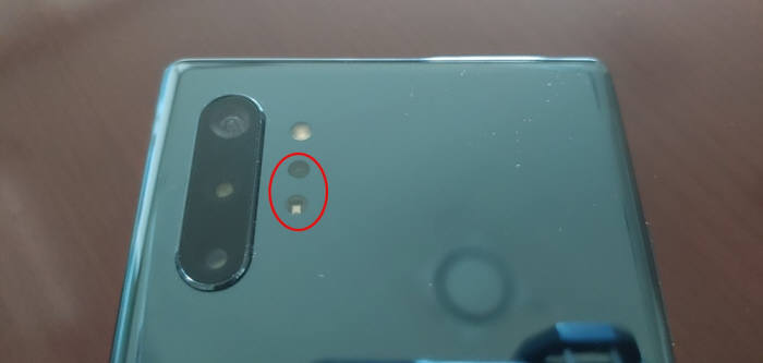 노트10+ 후면 카메라 오른쪽에서 두 개의 뎁스비전 카메라를 확인할 수 있다. 이 카메라는 노트10+에만 탑재된다.
