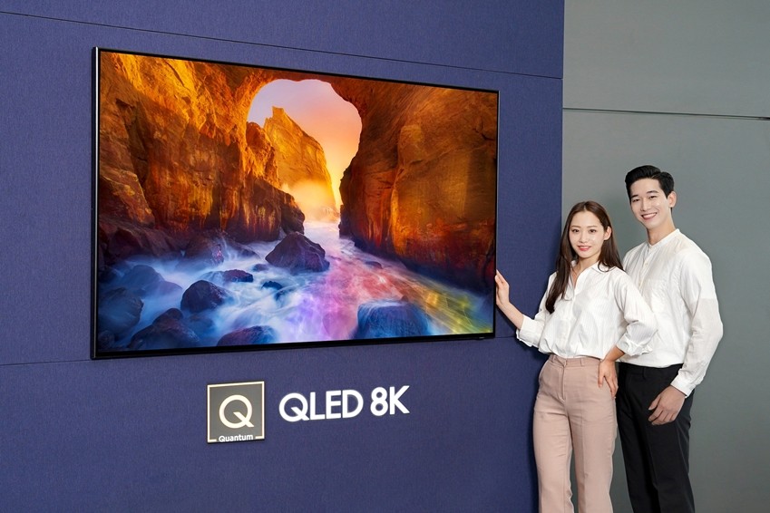 삼성전자 모델들이 2019년형 ‘QLED TV’를 소개하고 있다. [사진=삼성전자]