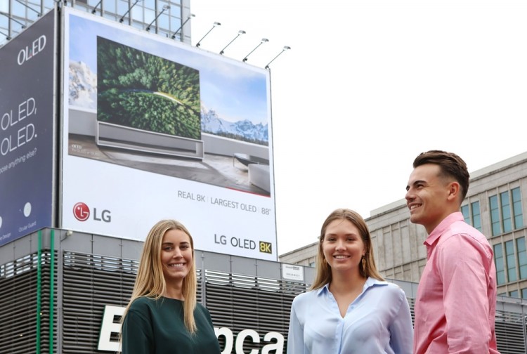 LG전자가 6일부터 11일까지 유럽 최대 가전전시회 ‘IFA 2019’가 열리는 독일 베를린 시내에 옥외 광고를 설치해, ‘리얼 8K’ 올레드 TV를 집중적으로 알리고 있다. [사진=LG전자]
