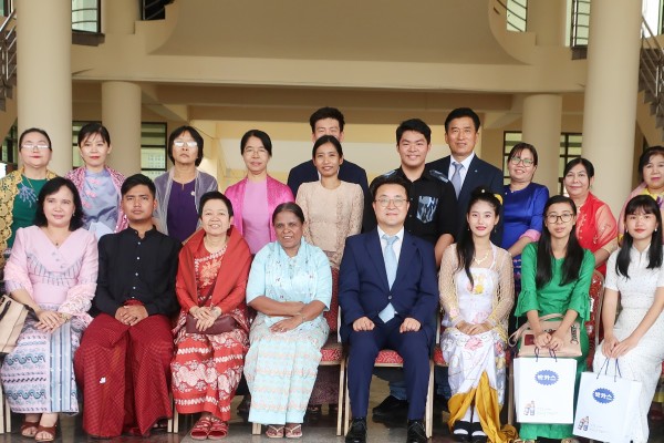 미얀마 국립 양곤약대에서 미얀마 국립 양곤 약대 학생들과 한종현 동아쏘시오홀딩스 사장(첫번째줄 오른쪽에서 4번째), 이 이 틴(첫번째줄 오른쪽에서 5번째) 미얀마 국립 양곤약대 총장 등이 기념사진을 촬영하고 있다.