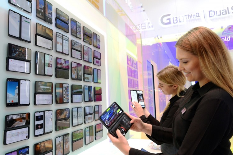 LG전자 모델들이 LG 스마트폰 전시관에서 LG V50S ThinQ와 LG 듀얼 스크린을 소개하고 있다. [사진=LG전자]