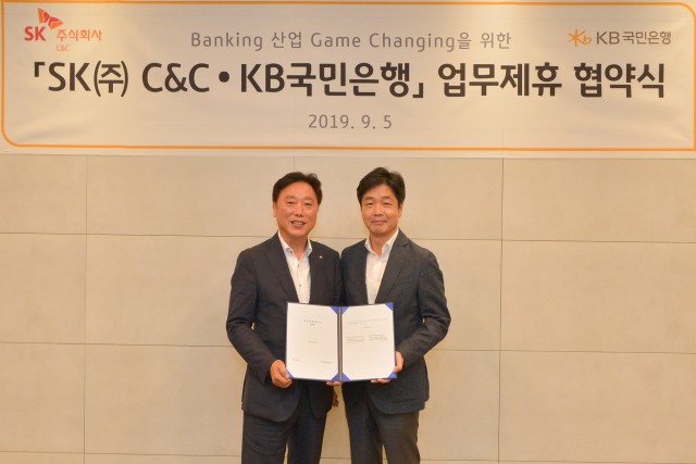 이우열 KB국민은행 IT그룹 대표(왼쪽)와 이기열 SK C&C 디지털총괄이 업무제휴 후 기념 촬영을 하고 있다.