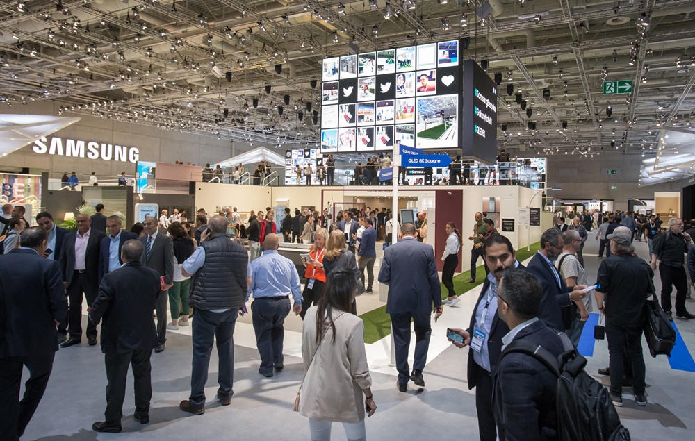 관람객들이 현지시간 6일 독일 베를린에서 열리는 가전전시회 'IFA 2019' 내 삼성전자 전시장을 살펴보고 있다. [사진=삼성전자]