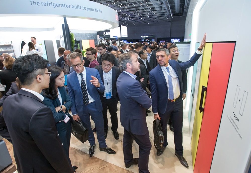 관람객들이 현지시간 6일 독일 베를린에서 열리는 가전전시회 'IFA 2019' 내 삼성전자 전시장에서 유럽시장 진출을 앞두고 있는 맞춤형 냉장고 '비스포크(BESPOKE)'를 체험하고 있다. [사진=삼성전자]