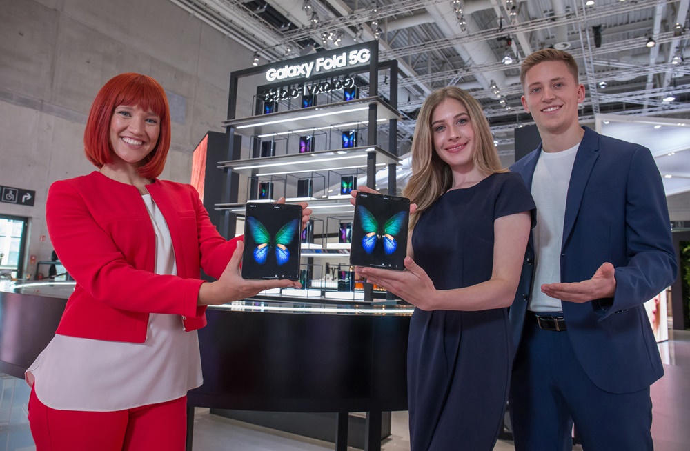 IFA 공식 모델(왼쪽)과 삼성전자 모델들이 독일 베를린에서 열리는 가전전시회 'IFA 2019' 내 삼성전자 전시장에서 새로운 모바일 카테고리 스마트폰 '갤럭시 폴드 5G'를 소개하고 있다. [사진=삼성전자]