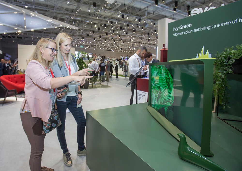 7일(현지 시간) 독일 베를린에서 열리는 유럽 최대 가전 전시회 'IFA 2019'에서 삼성전자 전시장을 방문한 관람객들이 신개념 라이프스타일 TV ‘더 세리프'를 감상하고 있다. [사진=삼성전자]
