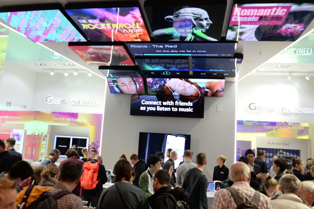 관람객들이 LG전자의 하반기 전략 스마트폰 LG V50S 씽큐(해외명 LG G8X 씽큐)와 새로운 듀얼스크린을 살펴보고 있다. [사진=LG전자]