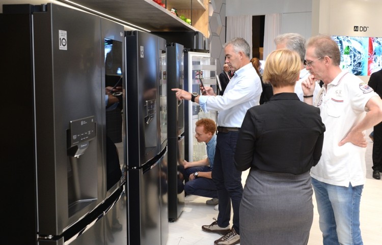 관람객들이 LG전자의 '노크온 매직 스페이스 냉장고'를 살펴보고 있다. [사진=LG전자]