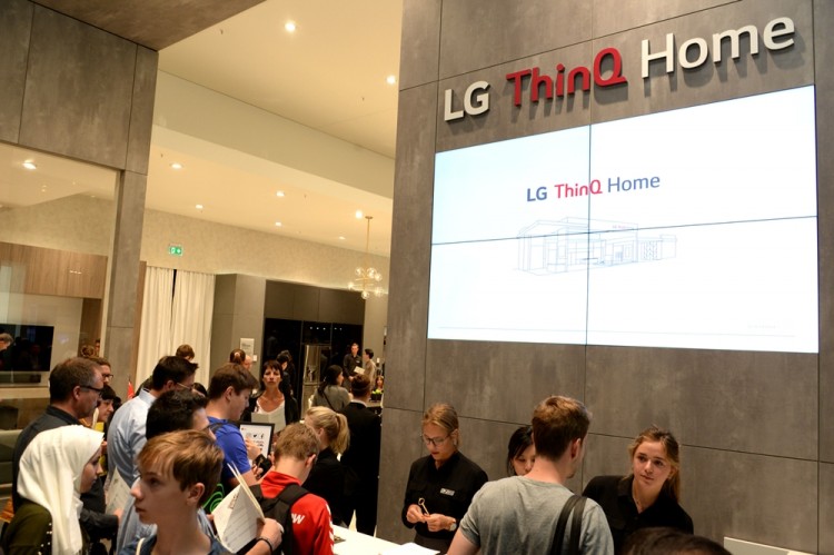 관람객들이 인공지능 가전으로 새로운 가치를 담은 주거공간 'LG 씽큐 홈'을 살펴보고 있다. [사진=LG전자]
