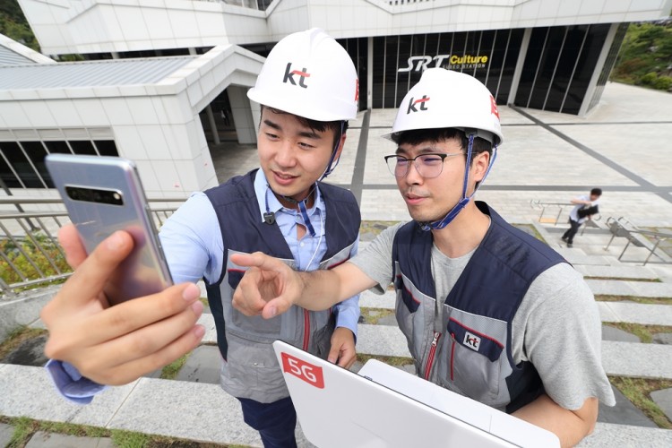 KT 네트워크부문 직원들이 SRT 수서역 안팎의 5G 네트워크 품질을 점검하고 있다. [사진=KT]