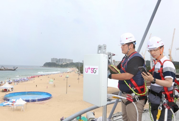LG유플러스 직원들이 강원도 속초시 속초해수욕장에서 5G 기지국을 설치하고 최적화 작업을 하고 있다. [사진=LG유플러스]