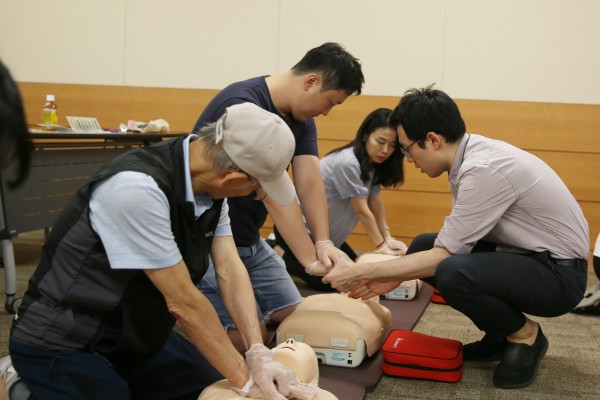 심폐소생술 교육 참가자들이 교육 받고 있다. 사진제공=서울아산병원